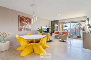 <p><span>Goeie sfeer, optimale ondersteuning en dienstverlening<br /></span><span>Dit appartement situeert zich op de eerste verdieping en beschikt over 1 slaapkamer, een lichtrijke leefruimte met open keuken en terras, een bergruimte en een badkamer met toilet, inloopdouche en wastafel. <br />Er is een ondergrondse fietsenstalling (gemeenschappelijk) inbegrepen, alsook is er een lift in het gebouw.<br />Het is onmiddellijk beschikbaar voor eigen bewoning of als investering.<br />Ook niet 60+ kunnen hier ondersteunend wonen, aangezien er nog niet aan de maximale capaciteit is voldaan.<br /><br /></span><span>Service<br /></span><span>Een absolute troef is de medische en praktische dienstverlening, met onder meer: <br /><br />/ 24/24 uur permanentie (oproepsysteem)<br />/ professionele woonassistentie<br />/ bibliotheek<br />/ ontspanningsruimte met fitness<br />/ wellnesscenter<br />/ zwembad<br />/ was- en strijksalon<br />/ restaurant met gezellige tuin<br /><br />De onthaalruimte biedt plaats aan alle bewoners om een krant te lezen, een spelletje pool te spelen of een babbel te doen met andere bewoners.<br />Wil je als bewoner een feest geven, dan biedt het restaurant veel mogelijkheden.<br />Je leefomgeving is dus véél meer dan enkel jouw appartement!<br /><br /><br /></span></p><p><span> </span></p>