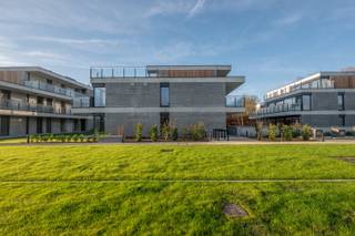 Op een privé en groene site bevindt zich dit prachtige gelijkvloers nieuwbouwappartement van ca.90m²  groot, ideaal voor wie comfort, rust...