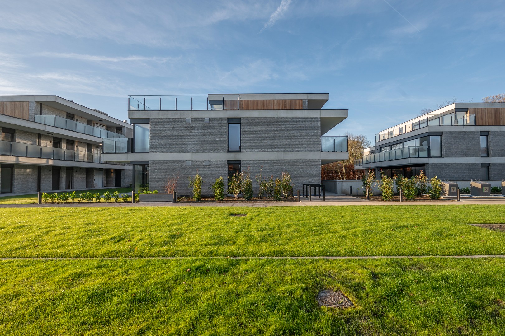 Stijlvol gelijkvloers nieuwbouwappartement met groot terras, tuin en ondergrondse staanplaats - foto 2