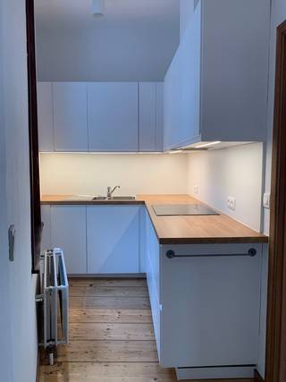 Duplex appartement met 1 slaapkamer - 2000 Antwerpen - Eerste ingebruikname na volledige renovatie<br /><br />Dit stijlvolle duplex appartement is ideaal gelegen in de Sint-Paulusstraat, op wandelafstand van zowel het bruisende historische centrum van Antwerpen als het populaire Eilandje.<br /><br />Het appartement bevindt zich in een kleinschalig gebouw met slechts drie wooneenheden en wordt aangeboden in eerste ingebruikname na een grondige renovatie. Dankzij de praktische indeling en de ruime leefruimte is het ideaal voor een alleenstaande of een jong koppel (maximum 2 personen).<br /><br />Indeling:<br />Op de eerste verdieping komt u rechtstreeks binnen in de ruime, lichtrijke woonkamer. De drie grote raampartijen zorgen voor een overvloed aan natuurlijk licht, terwijl het hoge plafond een aangenaam gevoel van ruimte creëert.<br /><br />De aparte, volledig vernieuwde keuken biedt veel kastruimte en is uitgerust met een kookplaat en dampkap. Vanuit de keuken heeft u rechtstreeks toegang tot het privé terras.<br /><br />Via een binnentrap of de gemeenschappelijke gang bereikt u de tweede verdieping. Hier bevinden zich de ruime slaapkamer, een apart toilet en de moderne badkamer. Deze is volledig vernieuwd en uitgerust met een inloopdouche, een badkamermeubel met wastafel, een spiegel met ledverlichting en een praktische kolomkast.<br /><br />Op het gelijkvloers beschikt u bovendien over een berging met aansluiting voor een wasmachine en droogkast.<br /><br />Troeven:<br />Eerste ingebruikname na volledige renovatie<br />Kleinschalig gebouw met slechts 3 wooneenheden<br />Ruime en lichtrijke leefruimte<br />Privé terras<br />Berging<br />Gunstige ligging nabij het historisch centrum en het Eilandje<br /><br />Praktische informatie:<br />Niet gemeubeld<br />Bewoonbare oppervlakte: 71 m²<br />EPC: B – 170 kWh/m²/jaar<br />Huurprijs: € 1.050/maand exclusief elektriciteit<br />€ 100,00 maandelijkse kosten voor gas en water<br />Geen gemeenschappelijke kosten<br />Huurovereenkomst van minimum 1 jaar<br /><br />Interesse? Stuur een e-mail naar studio-appart@proximus.be met vermelding van referentie STPduplex200