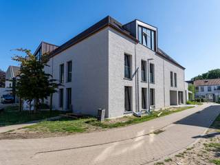 In het historisch stadscentrum van Brugge verrijst binnenkort het kleinschalig nieuwbouwproject Weylerhof. De locatie van het project is zeer goed, zo ben je in een mum van tijd op de ring van Brugge en is ook het commerciële centrum van Brugge te bereiken op wandelafstand. Ondanks de centrale ligging van Weylerhof is het zeer rustig gelegen en wordt het project omringd door heel wat groen en historische gebouwen.

De residentie omvat 11 appartementen met een mix van één-, twee- en drieslaapkamerappartementen. De bouwheer voorziet grote bewoonbare oppervlaktes en royale terrassen. Deze mooie ruimtes bieden een antwoord op het hedendaags comfort en de woonnoden. Zo werd er veel aandacht besteed aan de indeling, afwerking en oriëntatie van de appartementen. Alle terrassen hebben een zuid - of een westoriëntatie waardoor er maximale lichtinval is in de appartementen. Op vlak van afwerking zijn er mooie budgetten voorzien voor vloeren, keuken, sanitair, etc... Alle appartementen worden standaard verwarmd met vloerverwarming. Naast de 11 appartementen zijn er ook privatieve bergingen op het gelijkvloers en garageboxen op de kelderverdieping.

Ben je op zoek naar een nieuwe permanente woonst of investering pal in het centrum van Brugge? Contacteer ons voor meer info via 050 70 81 74 of op hello@keyimmo.be
