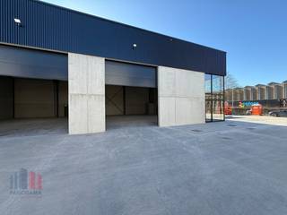Brand new SME unit with an area of 231 m² is part of the project MEERSBLOEM - MELDEN’ along the Scheldt and is fantastically located barely 1 km from the N60.<br /><br />The shell storage area with a clear height of 6 m is accessible via an automatic sectional door with separate entrance door.<br />Large windows on the front façade make this unit perfect for setting up an office space, both on the ground floor and on the first floor.<br />The insulated shed features a skylight and durable poly concrete floor. The site is spacious, with ample parking and manoeuvring space on the paved site, double access and communal bicycle storage.<br /><br /><br />Contact PANORAMA B2B for additional (technical) information, plans or a no-obligation site visit 0477 02 09 02.