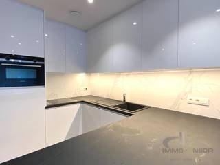 Dit energiezuinige éénslaapkamerappartement beschikt over een woonkamer + open keuken met alle comfort (inductiekookplaat, combi-oven, koelkast met diepvriesvak, vaatwasmachine), een badkamer met douche, afzonderlijk toilet, slaapkamer met inbouwkasten en internetvoorziening. Ten slotte is er een bergruimte met aansluiting voor een wasmachine en een gezellig terras aan de straatkant met verlichting. Lift aanwezig. Centraal gelegen aan het Leopoldpark en op wandelafstand van de jachthaven en de hoofdwinkelstraat Kapellestraat. Dichtbij bus & tram. 35 € / maand voor lift en gemene delen. Vrij vanaf 1 oktober. E-peil 33 (Verslag 190391.Thijs_Oostende.EPB) Voor alle info en bezoek : info@ensor.immo of 0496 68 84 67.