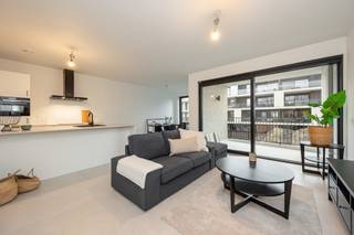 <p>Betaal DIT JAAR slechts 6 % i.p.v. 21 % BTW op de constructiewaarde ( Zie voorwaarden onder ‘download prijzen, plannen en documenten’)</p>
<p><strong>Mooi wonen in hartje Oud-Turnhout</strong></p>
<p>Parkdomein Neerhof bevindt zich in een groene omgeving op een boogscheut van het marktplein, winkels, restaurants, cafés en scholen. Er is een vlotte bereikbaarheid naar omliggende gemeentes en de autosnelweg Antwerpen-Eindhoven.</p>
<p><strong>Luxueus en energiezuinig wonen</strong></p>
<p>Het project wordt door Fransen Bouwonderneming omgetoverd tot een ware parel in Oud-Turnhout. Doordachte keuzes creëren een optimale combinatie tussen een luxueuze en hedendaagse uitstraling en functioneel gebruikscomfort. Op die manier biedt het project niet alleen een moderne woning in een mooie omgeving, maar is er ook voldoende aandacht voor het leefcomfort.</p>
<p>De appartementen worden voorzien van vloerverwarming met collectieve geothermische warmtepomp. Zo voelt de woning in de winter gezellig warm aan en geniet je van een aangename temperatuurverlaging in de zomer. Het ventilatiesysteem C zorgt voor voldoende gezonde luchtkwaliteit. Je woonst is ook voorzien van zonnepanelen. Naast de voordelen voor een aangenaam leefcomfort, geniet u door deze energievriendelijke investeringen van een aanzienlijke besparing op de energiekosten.</p>
<p><strong>Fiscale voordelen, kwaliteitsmaterialen en energiezuinigheid</strong></p>
<p>Parkdomein Neerhof wordt helemaal toekomstproof gerealiseerd en streeft naar een max E-peil van 20. Hiermee legt de residentie de lat niet alleen hoger dan de huidige energienormen, maar biedt ze bewoners ook een vrijstelling van onroerende voorheffing voor een periode van 5 jaar. Bovendien wordt het energieverbruik tot een minimum herleid door het gebruik van hernieuwbare energiebronnen.</p>
<p><strong>Beschermd als koper</strong></p>
<p>De verkoop van residenties A+B geschiedt onder de Wet Breyne. Dit garandeert de koper uitgebreide bescherming en ontneemt alle risico’s. U betaalt in schijven naarmate de werken vorderen. Residenties C + D zijn reeds afgewerkt en klaar om zijn eerste bewoners te verwelkomen.</p>
<p><strong>Wil je graag meer weten over dit project?</strong></p>
<p>Voor alle verdere informatie kan u contact opnemen met ons kantoor op het nummer 014 41 42 42 of via nieuwbouw@vansweevelt.be.</p>
<p><strong>Op zoek naar een uitstekende investering?</strong></p>
<p>Parkdomein Neerhof biedt uitstekende verhuuropportuniteiten en een mooie kans op meerwaarde. Bovendien kan je gebruik maken van onze optionele all-in verhuur en beheerservice.</p>
<p>Ga naar een kavel druk op de knop ‘bereken je rendement’ om een uitgebreid rendementsrapport op maat te downloaden.</p>
<p></p>
<p>Ga naar “NIEUWBOUW” op www.vansweevelt.be voor een overzicht van alle beschikbare eenheden in onze nieuwbouwprojecten.</p>
<p>Dit is geen aanbod maar een onderhandelingsvoorstel. Alle informatie onder voorbehoud van materiële vergissingen en/of wijzigingen.</p>