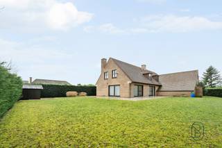 Quality villa with adjoining workshop/garage – MouscronLocated in a quiet and green residential area, close to France and Flanders, this perfectly...