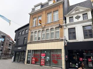 Dit appartement omvat een inkomhal, woonkamer met open keuken, slaapkamer, badkamer, apart toilet en ruim terras.Het appartement is gelegen in het...