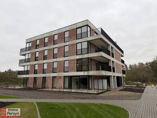 Ontdek dit schitterende, onmiddellijk beschikbare nieuwbouwappartement op de eerste verdieping, dat luxe en comfort perfect combineert met een uitstekende bereikbaarheid. De vlotte verbinding met voorzieningen en de nabijheid van openbaar vervoer maken het een ideale thuisbasis. Dit is wonen zonder zorgen, met oog voor detail en energiezuinigheid.<br /><br />Dit appartement beschikt over twee comfortabele slaapkamers en biedt een strakke, moderne uitgeruste keuken met een prachtig, groot keukeneiland—ideaal voor gezellige etentjes en koken. De leefruimte strekt zich uit tot een ruim, zuidoost gericht terras, waar u optimaal van de zon kunt genieten. De leefruimte is tevens uitgerust met een airco waardoor je het hele jaar door kan genieten van deze lichtrijke ruimte. Dankzij de lift in het gebouw zijn alle verdiepingen eenvoudig bereikbaar. Bovendien zijn een ondergrondse staanplaats en een kelderberging (naast elkaar gelegen) inbegrepen.<br /><br /><u><strong>INDELING</strong></u><br /><strong>Kelder:</strong> Ondergrondse staanplaats en langsgelegen kelderberging.<br /><strong>Gelijkvloers: </strong>Gemeenschappelijke inkomhal met brievenbussen en lifttoegang.<br /><strong>1ste verdieping:</strong> Inkomhal, leefruimte met open keuken, berging/technische ruimte, apart toilet, badkamer, twee slaapkamers, terras.<br /><br />Het EPB verslag is nog in opmaak. De EPB startverklaring vermeld een E-peil 20.<br /><br />Vermelde huurprijs exclusief gemeenschappelijke provisionele kost van 75€/maand.<br /><br />Is jouw interesse gewekt? Neem dan vandaag nog contact  via verhuur@immopersyn.be of 013/444 008.