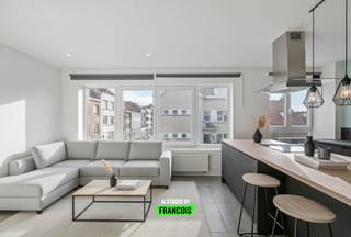 Droom je van een instapklaar appartement op wandelafstand van het strand? <br /><br />Ontdek dit modern gerenoveerde appartement (2021–2022) in hartje Mariakerke (Oostende) – waar comfort, energiezuinigheid en ligging perfect samenkomen.<br /><br />Indeling:<br /><br />Stap binnen in de lichtrijke woonkamer met open keuken, ideaal voor gezellige momenten aan zee. De moderne keuken is uitgerust met hedendaagse toestellen en sluit naadloos aan op de leefruimte.<br /><br />Verder vind je twee volwaardige slaapkamers, een stijlvolle badkamer met inloopdouche, een apart toilet en een privatieve berging op het gelijkvloers.<br /><br />Bijkomende troef? Het gemeenschappelijk dakterras van ca. 100 m² – de ideale plek om te genieten van de zon en de zilte zeelucht. <br /><br />Daarnaast geniet je hier van zeer lage gemeenschappelijke kosten en is er mogelijkheid tot huren van een garage om de hoek.<br /><br />Op slechts 5 minuten wandelen van het strand, winkels en horeca. Alles wat je nodig hebt ligt hier binnen handbereik! 🌴<br /><br />Perfect als startersappartement, tweede verblijf of investering aan zee. 🌊<br /><br />Technische pluspunten:<br /><br />✅ Renovatie 2021–2022<br /><br />✅ EPC-label A (energiezuinig)<br /><br />✅ Elektriciteit conform AREI<br /><br />✅ Gemeenschappelijk dakterras van ca. 100 m²<br /><br />✅ Nabij strand, openbaar vervoer en winkels<br /><br />📍 Toplocatie in Mariakerke (Oostende):