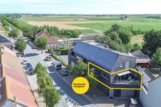 Op zoek naar een instapklaar appartement in een rustige omgeving? Dit recente en energiezuinige appartement op de eerste verdieping, gelegen in het charmante Klemskerke (deelgemeente van De Haan), combineert comfort met kwaliteit en biedt bovendien een interessante investeringskans. Het appartement bevindt zich in een kleinschalig gebouw met slechts vier entiteiten, wat zorgt voor extra rust en privacy.<br /><br />Het appartement heeft een bewoonbare oppervlakte van 95 m², twee volwaardige slaapkamers en een ruim, zonnig terras van 10 m².<br /><br />De lichtrijke leefruimte met open keuken is volledig uitgerust met hedendaagse toestellen, waaronder een oven, koelkast met vriesvak, inductiekookplaat, dampkap, spoelbak en vaatwasser. De badkamer beschikt over een ligbad met douche en een dubbele lavabo. <br /><br />Verder is er een apart gastentoilet met lavabo en een praktische berging met aansluiting voor een wasmachine, een cv-ketel (op gas) en de zekeringkast. De slaapkamers zijn afgewerkt met parkettegels en voorzien van aluminium ramen met dubbele beglazing.<br /><br />Interesse? Contacteer ons en plan uw bezoek in!