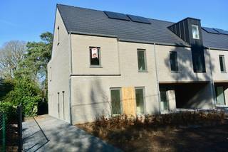 Ruime Nieuwbouwwoning met 4 tot 5 slaapkamers ! Indeling : Inkomhal , apart toilet , woonkamer met deels open keuken , berging . Verdiep :...