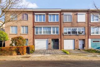 <p><span><strong>EERSTE KIJKMOMENT op zaterdag 06/12. </strong>Contacteer Frederik voor een afspraak op het rechtstreeks nummer 0468 15 17 75 of mail naar Frederik@bellesvastgoed.be. Tot snel!</span></p><p> </p><p>Deze <strong>instapklare woning</strong> met 4 slaapkamers, garage en tuin vinden we in een <strong>rustige woonwijk</strong> dichtbij centrum Edegem en Hove. Verschillende winkels, horeca, scholen, openbaar vervoer en invalswegen zijn vlakbij. De woning is <strong>energiezuinig</strong> met EPC <strong>label B: dak geïsoleerd, hoogrendementsglas, verwarming met gascondensatieketel,... Het EPC dateert nog van voor de vernieuwingen: zonnepanelen</strong>, <strong>muurisolatie</strong>, <strong>nieuwe deuren</strong>, thuisbatterij,...</p><p> </p><p>We betreden de woning via de <strong>inkomhal</strong> met <strong>gastentoilet</strong>. Meteen links bevindt zich de <strong>garage</strong> met achterliggende <strong>berging</strong>/technische ruimte. Op het gelijkvloers situeert zich een eerste <strong>slaapkamer/bureau</strong>/thuiskantoor/studio/hobbyruimte van ca. 16m² met zicht op de tuin. Er is een <strong>nieuwe badkamer</strong> met ligbad en lavabo met aansluitend de wasberging. De zonnige en onderhoudsvriendelijke tuin beschikt over een handig <strong>tuinhuis</strong>.</p><p> </p><p>Op de eerste verdieping is de ruime <strong>woonkamer</strong> met aansluitend een zeer lichtrijke <strong>veranda</strong> met zicht op de tuin. Deze ruimte kan worden afgesloten met de recente harmonicadeuren. Met de buitentrap is de tuin van hieruit ook makkelijk bereikbaar. De <strong>nieuwe keuken</strong> werd uitgerust met de nodige inbouwtoestellen: vaatwas, oven, combi-oven, koelkast, vriezer, inductiekookplaat en dampkap. </p><p> </p><p>Op de tweede verdieping zijn er <strong>3 volwaardige slaapkamers</strong> (ca. 14m², 12m² en 8m²). Een <strong>tweede badkamer</strong> bevindt zich hier en werd voorzien van inloopdouche, lavabo en toilet.</p><p> </p><p><strong>Bijzonderheden: </strong>overal <strong>elektrische rolluiken</strong>, elektrische garagepoort, netwerkaansluitingen doorheen hele woning, <strong>elektriciteit conform, </strong>kindvriendelijke wijk,...</p><p> </p><p>Tot binnenkort! </p>