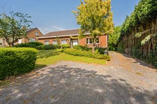 Op een uitstekende locatie in Anzegem bevindt zich deze ruime en kloek gebouwde gezinswoning op een prachtig perceel van maar liefst 1.675 m². Dankzij haar centrale ligging geniet u van een vlotte bereikbaarheid, terwijl u tegelijk kunt genieten van rust, ruimte en privacy.
Deze woning biedt een indrukwekkend woonvolume en beschikt over 5 volwaardige slaapkamers, waardoor ze uitermate geschikt is voor grote gezinnen, thuiswerkers of wie extra ruimte zoekt voor hobby’s en logeerkamers.
Binnenin geniet u van lichtrijke leefruimtes en een solide constructie die de perfecte basis vormt om de woning verder naar eigen smaak te moderniseren. De ruime indeling en het uitzonderlijke perceel bieden tal van mogelijkheden voor de toekomst.
Buiten vormt de grote tuin een absolute meerwaarde. Hier is er ruimte in overvloed om te ontspannen, te spelen, te tuinieren of gewoon te genieten van het groene uitzicht. Het perceel biedt bovendien een zeldzame combinatie van oppervlakte en ligging.
Troeven:
- Topligging in Anzegem
- Perceel van 1.675 m²
- Kloek en degelijk gebouwde woning
- 5 ruime slaapkamers
- Grote, lichtrijke leefruimtes
- Tal van mogelijkheden naar eigen smaak
- Ruime tuin met veel privacy
- Nabij winkels, scholen en belangrijke invalswegen
Bent u op zoek naar een ruime woning met karakter, potentieel en een uitstekende ligging in Anzegem? Dan is deze eigendom beslist een bezoek waard.
Interesse? contacteer arne@immobeguin.be