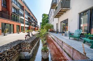 <p>Info & Bezoeken: 02/318.18.08 of new.brussels@weinvest.be – Promotieactie: tot € 10.000 korting!</p>
<p>In een privatieve woonerf ligt het project Briqueterie in een residentiële wijk van Laken, vlak bij Tour & Taxis en het openbaar vervoer. In dit kleinschalige project genieten de 24 appartementen van een doordachte indeling die optimaal wooncomfort biedt, met ruime en lichtrijke leefruimtes.<br />De appartementen zijn uitgerust met innovatieve oplossingen zoals zonnepanelen en dubbele beglazing om een EPC-label A of B te behalen. Parking beschikbaar mits meerprijs. Kelder inbegrepen. Aarzel niet om contact met ons op te nemen om het project te ontdekken en een bezoek te organiseren!</p>