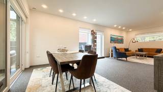 <p><strong>Instapklare en energiezuinige gezinswoning op toplocatie in Genk<br /><br /></strong></p>
<p>Welkom in deze prachtige recente woning, gelegen aan de Peperblook 21 in Genk. Deze rustige en kindvriendelijke woonomgeving combineert een aangename residentiële ligging met een vlotte bereikbaarheid naar scholen, winkels, openbaar vervoer en belangrijke invalswegen. Hier geniet u van comfortabel wonen in een groene omgeving, zonder in te boeten aan bereikbaarheid.<br /><br /></p>
<p>Deze moderne woning, gebouwd in 2015, is gelegen op een perceel van<span> </span><strong>4a 23ca</strong><span> </span>en beschikt over een bewoonbare oppervlakte van maar liefst<span> </span><strong>165 m²</strong>. Dankzij de kwalitatieve afwerking, het uitstekende energielabel A en de doordachte indeling is dit de ideale gezinswoning voor wie op zoek is naar ruimte, comfort en energiezuinigheid.<br /><br /></p>
<p>Via de inkomhal betreedt u de woning en krijgt u toegang tot de ruime leefruimte. Deze geniet van een overvloed aan natuurlijk licht dankzij de grote raampartijen en vormt samen met de keuken het hart van de woning. Vanuit zowel de leefruimte als de keuken geniet u van een prachtig zicht op de tuin, wat zorgt voor een aangenaam en open ruimtegevoel.<br /><br /></p>
<p>De stijlvolle witte keuken met kookeiland is volledig uitgerust met kwalitatieve<span> </span><strong>Bauknecht-toestellen</strong>, waaronder een heteluchtoven, combioven, ingebouwd koffiezetapparaat, vaatwasser, dubbele spoelbak, afzuigsysteem en koelkast. Aansluitend aan de keuken bevindt zich een praktische berging met maatkasten, ideaal voor extra opbergruimte. Op het gelijkvloers is bovendien een apart gastentoilet aanwezig.<br /><br /></p>
<p>Op de eerste verdieping bevinden zich<span> </span><strong>vier volwaardige slaapkamers</strong><span> </span>en een volledig betegelde badkamer. Deze moderne badkamer beschikt over een ruime inloopdouche, een lavabo en een toilet.<br /><br /></p>
<p>Via een vaste trap bereikt u de volledig afgewerkte zolderverdieping. Deze veelzijdige ruimte kan perfect dienstdoen als ruime vijfde slaapkamer, hobbyruimte of thuiskantoor. Daarnaast is er nog een aparte technische ruimte voorzien met aansluiting voor een wasmachine.<br /><br /></p>
<p>Ook buiten heeft deze woning heel wat te bieden. De volledig omheinde tuin beschikt over een verzorgd grasveld en een gezellig terras met overkapping waar u het hele jaar door kunt genieten van het buitenleven. Achteraan bevindt zich bovendien een vrijstaande garage met sectionale poort en een aparte toegangsdeur.<br /><br /></p>
<p>Op vlak van energiezuinigheid scoort deze woning bijzonder sterk. Ze wordt verwarmd via een warmtepomp en beschikt over maar liefst<span> </span><strong>21 zonnepanelen</strong>, wat resulteert in een gunstig<span> </span><strong>EPC-label A</strong>. Verder is de woning uitgerust met een regenwaterput van<span> </span><strong>10.000 liter</strong><span> </span>en werd het volledige interieur afgewerkt met onderhoudsvriendelijk en stijlvol steentapijt.<br /><br /></p>
<p><br /><br /></p>
<p></p>