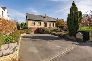 BIEDEN VANAF 395.000,00 EURO.Deze ruime en degelijk gebouwde woning (1979) met maar liefst een bewoonbare oppervlakte van 253 m², beschikt over 4...