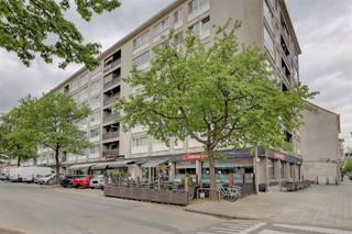 <p><span>Ligging:</span></p><p><span>Deze studio met aparte slaaphoek is gelegen te </span><span>Drink</span><span> in </span><span>Borgerhout.</span><span> </span><span>De </span><span>ligging is super centraal </span><span>met supermarkten, restaurants, openbaar vervoer op wandelafstand. </span></p><p><span> </span></p><p><span>Indeling:</span></p><p><span>Op de vijfde verdieping van dit gebouw vinden we aan de achterzijde deze studio met slaaphoek te huur. We betreden de studio via de inkomhal dewelke toegang geeft tot de overige ruimtes. De leefruimte beschikt over een aparte slaaphoek met ingemaakte kasten. De keuken is uitgerust met een oven, kookvuur en lavabo. De badkamer beschikt over een douche en lavabo. Tot slot is er een privatief toilet.<br /><br /></span></p><p><span>Algemeen gebouw:</span></p><p><span>- gemeenschappelijke kosten: provisie 75 euro per maand (inclusief verwarming en water)<br />- elektriciteit op eigen meter</span></p><p><span> </span></p><p><span>Ben jij geïnteresseerd in deze studio te huur in centrum Antwerpen, ben je op zoek naar ander vastgoed of wens je de waarde van jouw eigendom te kennen? Dan ben je bij BOLT Immo aan het juiste adres! Wij helpen jou graag verder.</span></p><p><span> </span></p>