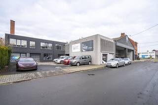 Kantoorgebouw met geïntegreerde atelier op een totale grondoppervlakte van 630 m².Indeling: *Gelijkvloers- inkom- sanitair blok-...