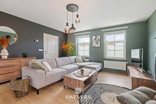 Voor meer info en foto’s, surf naar www.swevers.be – Deze instapklare halfopen bebouwing in de Verbindingsstraat 23 B in Beringen combineert ruimte, comfort en energiezuinig wonen op een vlot bereikbare locatie. De woning werd gebouwd in 2016, is uitstekend onderhouden en biedt een bewoonbare oppervlakte van 204 m² op een perceel van 324 m². Dankzij de moderne afwerking en praktische indeling voelt u zich hier meteen thuis.<br />De lichtrijke leefruimte van 39 m² sluit mooi aan op de moderne keuken van 15,36 m² met centraal kookeiland en voldoende werk- en bergruimte. Aansluitend bevindt zich een praktische berging met aansluitingen voor wasmachine en droogkast. Op de eerste verdieping vindt u drie slaapkamers, waarvan twee ruime kamers van telkens 14,38 m². De derde kamer is ideaal als kinder-, bureau- of dressingruimte. De badkamer beschikt over een ligbad en dubbele wastafel. Extra comfort wordt geboden door een apart toilet op de verdieping.<br />Via de vaste trap bereikt u de ruime zolder van 40 m², perfect als hobbyruimte, extra opslag of toekomstige uitbreiding. Ook technisch scoort deze woning sterk met zonnepanelen geplaatst in 2023, twee airco’s, vliegenramen, regenwaterrecuperatie en voorbereidende bekabeling voor een alarmsysteem. De oostgerichte tuin zorgt voor aangenaam natuurlijk licht en een fijne buitenbeleving. Openbaar vervoer, scholen, winkels en ontspanning bevinden zich vlakbij en de snelwegen bereikt u op slechts 3 kilometer. Voor meer informatie, bel 011 255 155. Bron bewoonbare oppervlakte: EPC – verslag.