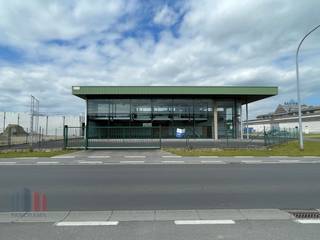<strong>Multifunctioneel bedrijfsgebouw</strong> bestaande uit een ruime showroom (245 m²) in combinatie met een magazijn/atelier/werkplaats (425 m²).<br /><br />Het <strong>magazijn</strong> is opgebouwd uit een metalen constructie met betonwanden en heeft een vrije hoogte van 4,5 m en toegankelijk via één sectionale poort (4,5 m breedte x 4 m hoogte) aan de zijkant. Verder is de opslagruimte voorzien van o.a. een lichtstraat, polybetonvloer, verwarming (luchtblazers) en verlichting.<br /><br />De <strong>showroom</strong> van 245 m² geniet dankzij de ruime glaspartijen van veel natuurlijke lichtinval en visibiliteit. Tevens is er een kitchenette en sanitair aanwezig. <br /><br />Op de mezzanine in de showroom zijn verschillende kantoorruimtes voorzien. <br /><br />Het terrein is volledig verhard en voorzien van voldoende parkeergelegenheid aan de voorzijde en zijkant. <strong>Ruime manoeuvreerruimte</strong> op het terrein.<br /><br />Het bedrijfscomplex is commercieel gelegen nabij het centrum van Meulebeke en Tielt, op amper 4 km van de Brugsesteenweg (N50) en op slechts 5 km van de Pittemsesteenweg (N37) met een vlotte verbinding naar de E403 op- en afrit 8 Roeselare-Beveren. <br /><br /><strong>Contacteer </strong>PANORAMA B2B voor bijkomende inlichtingen, plannen of een vrijblijvend plaatsbezoek op 050 300 800.