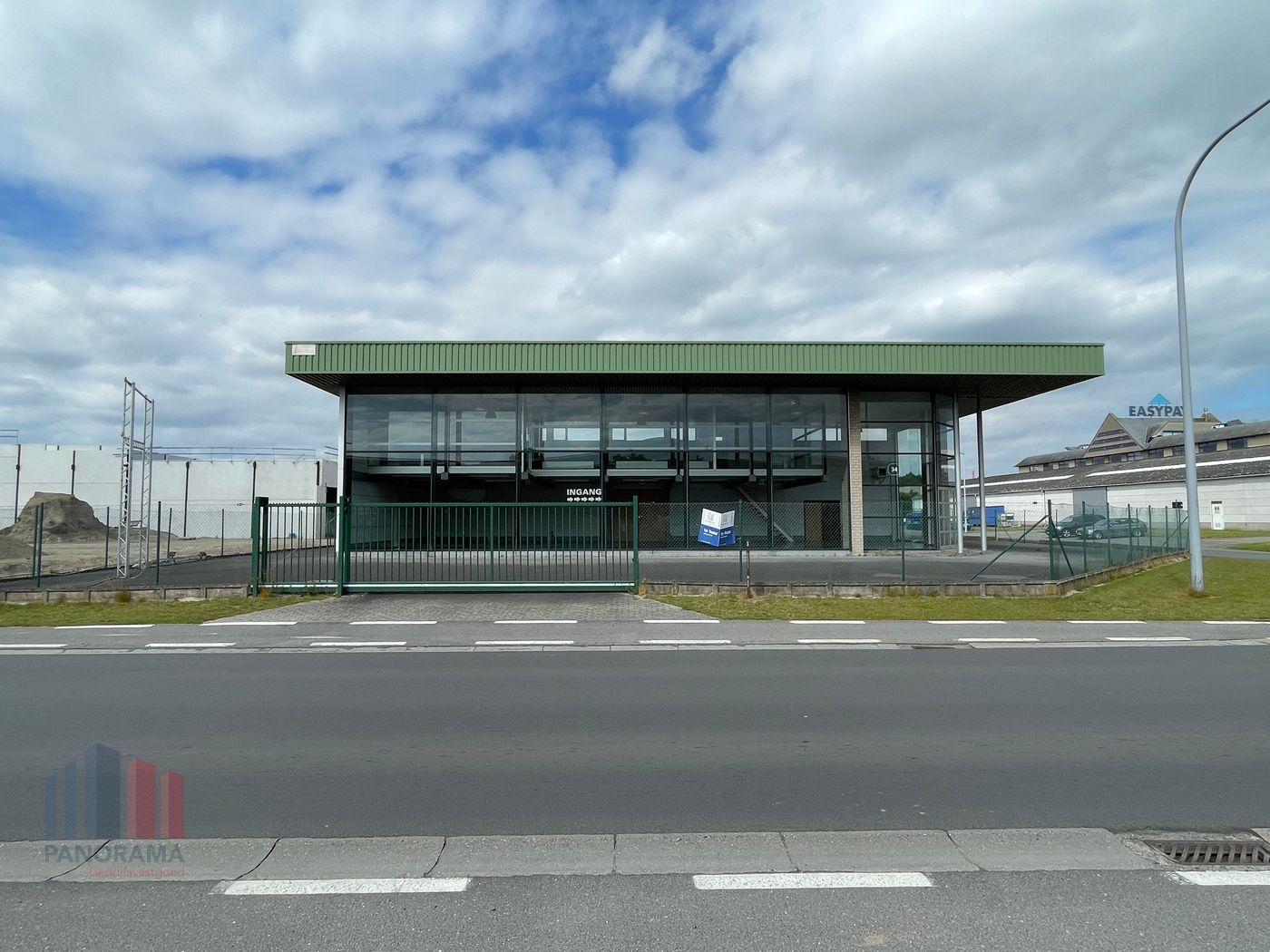 Bedrijfsgebouw met showroom en magazijn te huur - foto 2
