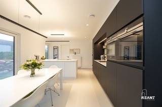 <p><span>Moderne open bebouwing op toplocatie te Duffel (op een steenworp van Kontich)</span></p><p><span>Op een absolute topligging, op de grens van Duffel en op een steenworp van Kontich, vindt u deze moderne open bebouwing die uitblinkt in licht, ruimte en comfort. U geniet hier van de rust van Duffel, met alle voorzieningen van Kontich vlakbij.</span></p><p><span>Deze volledig instapklare woning verwelkomt u met een enorme lichtinval dankzij grote raampartijen en een doordachte architectuur. De open leefruimte sluit naadloos aan op de tuin en creëert een aangename, luchtige sfeer waar het heerlijk thuiskomen is.</span></p><p><span>De woning is energiezuinig gebouwd en voldoet aan de hedendaagse normen, wat resulteert in een lage energiefactuur en optimaal wooncomfort.</span></p><p><span>Daarnaast geniet u van:</span></p><ul><li><span>Volledig instapklare afwerking</span></li><li><span>Moderne, tijdloze architectuur</span></li><li><span>Rustige en privatieve tuin</span></li><li><span>Vlotte bereikbaarheid via belangrijke verbindingswegen</span></li><li><span>Centrale ligging nabij winkels, scholen en openbaar vervoer</span></li><li><span>4 slaapkamers</span></li><li><span>Bad en douche</span></li></ul><p><span> </span></p><p><span>Een unieke kans voor wie op zoek is naar comfortabel en hedendaags wonen op een strategische locatie, vlakbij Kontich.</span></p><p><span> </span></p><p><span>Interesse? Contacteer ons voor meer informatie of een bezoek ter plaatse.</span></p>