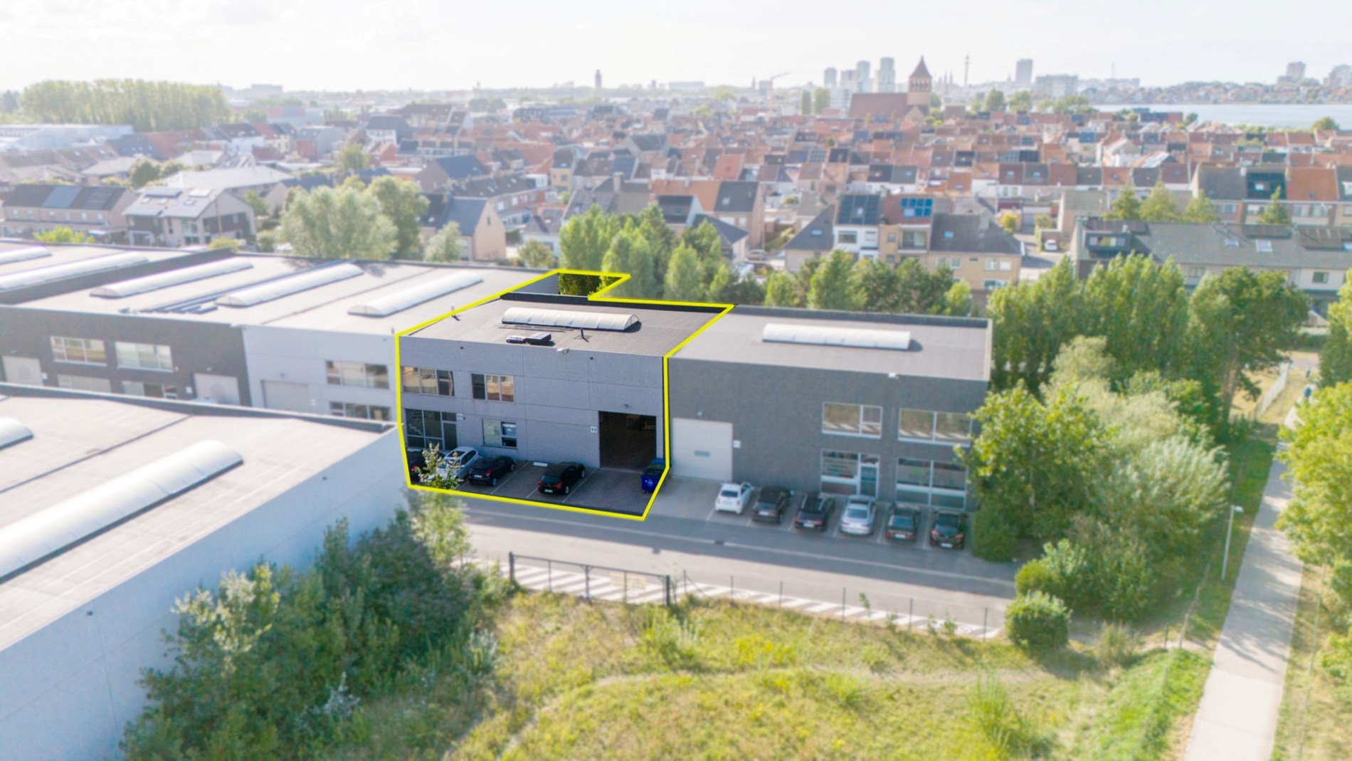 Spacious warehouse with luxurious apartment - unique within the industrial zone - photo 1