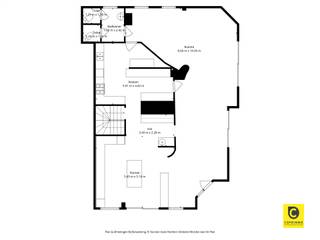 <p><span>Handelspand met hoekligging en hoge visibiliteit op toplocatie te Berchem</span></p><p><span>Op de levendige Grotesteenweg, één van de belangrijkste verbindingsaders van Berchem, vinden we dit handelspand met uitzonderlijke zichtbaarheid dankzij de strategische hoekligging en grote raampartijen die zorgen voor een overvloed aan natuurlijk licht. De ligging is bovendien uitstekend: vlakbij het stadscentrum, het atheneum van Berchem, belangrijke invalswegen, de autosnelweg en het station van Berchem - ideaal voor wie vlot bereikbaar wil zijn.</span></p><p><span> </span></p><p><span>Indeling</span></p><p><span>Het gelijkvloers omvat een verbruiksruimte met toog en zitgedeelte, een ingerichte keuken en een sanitaire blok. De ruimte is vandaag ingericht als traiteur / broodjeszaak / catering, maar biedt tal van mogelijkheden voor andere doeleinden zoals kantoor, winkelruimte of showroom.</span></p><p><span> </span></p><p><span>Via een vaste trap is er een rechtstreekse toegang naar de kelderverdieping, die momenteel dienstdoet als ruim werkatelier, bergruimte en verbinding heeft met de parkeergarage. </span></p><p><span> </span></p><p><span>Ondergronds bevinden zich drie privatieve autostaanplaatsen. Momenteel zijn er twee van deze parkeerplaatsen afgesloten en geïntegreerd in de kelderruimte, welke mee inbegrepen zijn. De derde autostaanplaats kan mee worden aangekocht aan 10.000 euro.</span></p><p><span> </span></p><p><span>Overname handelsfonds</span></p><p><span>De mogelijkheid bestaat eveneens om het handelsfonds over te nemen.</span></p><p><span> </span></p><p><span>Extra troeven</span></p><p><span>- Uitstekende hoekligging met maximale visibiliteit</span></p><p><span>- Grote raampartijen en veel lichtinval</span></p><p><span>- Geschikt voor diverse handelsactiviteiten (traiteur, kantoor, winkel, praktijk, showroom, )</span></p><p><span>- Rechtstreekse toegang van handelsruimte naar kelder en parkeergedeelte</span></p><p><span>- Drie privatieve parkings, waarvan twee momenteel mee geïntegreerd zijn in de kelder</span></p><p><span>- Vlotte bereikbaarheid via invalswegen, openbaar vervoer en Berchem station</span></p><p><span>- 135 m² cfr. EPC</span></p><p><span> </span></p><p><span>Dit pand biedt dankzij zijn ligging, indeling en zichtbaarheid een unieke opportuniteit voor ondernemers die hun zaak willen vestigen op een commerciële toplocatie in Berchem.</span></p><p><span> </span></p>