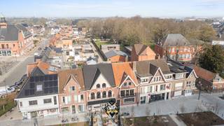 Bezoekdag ZONDAG 5/04 VANAF 12U00. Inschrijven via lander@immovlaenderen.be In het hart van Zele, pal aan de markt, bevindt zich deze...