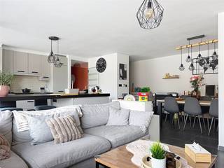<p>Dit volledig gerenoveerd appartement ligt zeer rustig in een doodlopende straat in Grobbendonk.</p><p>Op het gelijkvloers is er een inkomhal, Je gaat verder naar boven waar de zeer ruime lichtrijke leefruimte met open keuken terug te vinden is. Op de tweede verdieping kan je 3 ruime slaapkamers, een badkamer en een zeer ruim zonnig terras.</p><p>Verder is er nog een ruime stockagekelder.</p><p>Buiten is er een grote oprit waar plaats is voor verschillende auto's met laadpaal en een garage voor 1 wagen of stockage.</p><p>EPC: 154 kWh/m² UC: 20260730-0003924732-RES-1</p><p>Wens je een gratis schatting? Vergeet dan zeker geen contact met ons op te nemen!</p><p>Wil jij meer informatie over deze woning? Bel ons dan op 016 90 10 21 of mail naar info@future-home.be.</p><p>Woongebied, Vergunning, Geen Verkavelingsvergunning, Geen Dagvaarding, Geen Voorkooprecht</p>