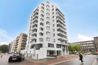 Te koop: Ruim appartement met garages in residentie Van Dyck<br /><br />Ontdek dit lichtrijke appartement op het eerste verdiep van residentie Van Dyck, gelegen aan de Eindgracht 2 bus 14. Met een bewoonbare oppervlakte van 80 m² en een dubbele ondergrondse staanplaats biedt deze woonst een comfortabele en praktische indeling.<br /><br />✅ Ruime inkomhal met vestiaire<br />✅ Gezellige living met veel natuurlijk licht<br />✅ Volledig geïnstalleerde keuken<br />✅ Badkamer en apart toilet<br />✅ 2 ruime slaapkamers<br />✅ Handige berging<br />✅ Aangenaam terras<br /><br />Dit appartement combineert wooncomfort en een centrale ligging, ideaal voor wie op zoek is naar een instapklare woonst. Interesse? Contacteer ons voor meer informatie of een bezichtiging!<br /><br />Contact: briana@hermania.be of bel naar 0485 57 95 83