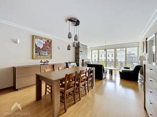 <p>Ruim appartement van 112 m², centraal gelegen met prachtig zicht op het Wapenplein en een ver zeezicht. Het appartement bevindt zich op de vierde verdieping en is bereikbaar via lift of trap. In de gemeenschappelijke gang beschikt u bovendien over een privatieve bergkast.</p>
<p>Via de ruime inkomhall, met grote ingemaakte kast, heeft u toegang tot alle ruimtes. De lichtrijke leefruimte met gezellige zit- en eethoek geniet u van een mooi uitzicht op het Wapenplein. Aansluitend bevindt zich de grote keuken met alle keukentoestellen, eveneens met aangenaam zicht op het plein. Naast de keuken is er een berging met grote ingemaakte kast en wasplaats voorzien.</p>
<p>Verder beschikt het appartement over een apart gastentoilet, twee ruime slaapkamers met ingemaakte kasten en een badkamer uitgerust met douche/bad, dubbele lavabo en toilet. Beide slaapkamers geven toegang tot het balkon waar u kan genieten van een ver zeezicht. Het balkon beschikt over een extra berging.<br />Een ruim en goed ingedeeld appartement op een topligging, ideaal als vaste woonplaats, tweede verblijf of investering aan zee.</p>
Extra troeven<br /><br />
<ul>
<li>hoogrendementsramen</li>
<li>elektrische gordijnen</li>
<li>gezamenlijke afgesloten fietsenstalling</li>
<li>mogelijkheid tot aankoop garage</li>
<li>instapklaar</li>
</ul>
Deze woning is te koop ZONDER makelaar via het concept van Smart Houses. Wenst u verdere inlichtingen of een bezoek? Contacteer rechtstreeks de eigenaar via 0488/07.37.41