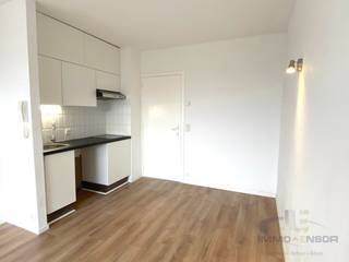 Deze recent gerenoveerde studio bevindt zich op de tweede verdieping van residentie Golden Sand in de wijk Raversijde te Oostende. Gelegen aan de zeedijk, tussen de duinengordel van het bruisende Oostende en Middelkerke, in de nabijheid van openbaar vervoer. Veel parkeer mogelijkheid in de omgeving. Gunstige EPC!<br /><br />De studio is actueel verhuurd voor tot 31 oktober 2026 en is ideaal als investering.  Geschikt voor zowel eigen bewoning,  tweede verblijf of verhuur. De ruime woonkamer met veel lichtinval geeft toegang tot het aangename zuidgericht balkon.<br /><br />De elektriciteit is conform gekeurd. Nieuwe badkamer met professioneel geplaatst beton ciré, nieuwe doorstromer en verluchting.  In de woonkamer ligt nieuwe vloerbekleding met geluidsdempende isolatie. Praktische kitchenette met wastafel, dampkap en kookplaat.<br /><br />Zee en strand bevinden zich op 30 meter afstand, in de onmiddellijke omgeving van de historische domeinen Walraversijde en Domein Prins Karel. <br /><br />Gemeenschappelijke fietsenberging in het gebouw.<br /><br />Deze studio heeft naast zijn uitmuntende ligging héél wat troeven! Kom ze ontdekken en maak jouw afspraak met Nikolaas op 0496 68 84 67 of via info@ensor.immo