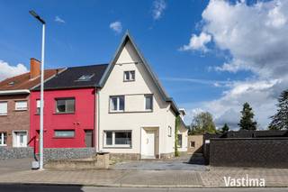 Gezellig wonen begint hier! Deze leuke halfopen woning combineert een prachtige tuin, verrassend veel ruimte en een vlotte ligging met het grote voordeel dat heel wat belangrijke renovaties al achter de rug zijn.<br /><br />Met een bewoonbare oppervlakte van 146 m² en een perceel van 5a50 krijg je hier alvast een mooie basis. Bovendien parkeer je zonder gedoe tot drie wagens voor en naast de woning. Altijd handig voor een gezin, bezoekers of gewoon wanneer iedereen straks zijn eigen wagen heeft.<br /><br />Binnen word je verwelkomd in de inkomhal met apart gastentoilet. Van daaruit kom je in de lichtrijke open leefruimte waar zit- en eetgedeelte mooi in elkaar overvloeien. Grote troef? Vanuit de leefruimte én de geïnstalleerde keuken kijk je rechtstreeks uit op de tuin en stap je zo naar buiten.<br /><br />En die tuin mag gezien worden. Veel groen, voldoende ruimte voor spelende kinderen, een gezellige barbecue of gewoon languit genieten zodra de zon zich laat zien. Een handige berging maakt de woonbeleving compleet.<br /><br />Op de eerste verdieping bevinden zich vandaag twee slaapkamers, waarvan 1 met luchtlucht warmtepomp, en een aparte bureauruimte. Maar daar stopt het verhaal niet. Dankzij de nieuwe vaste trap vanuit het bureau bereik je de zolder, waardoor de woning relatief eenvoudig kan meegroeien naar drie of zelfs vier slaapkamers.<br /><br />Ook technisch werd er de voorbije jaren niet stilgezeten. Zo werden onder andere de keuken, badkamer, het dak en de dakisolatie reeds aangepakt. Er resten nog een beperkt aantal opfrissingswerken, maar de grote basis is er.<br /><br />Met een EPC-score van 307 kWh/(m² jaar) – label D – geldt bovendien geen renovatieverplichting, asbestveilig en ook de elektrische installatie is conform. Het beperkte kadastraal inkomen van € 674 is mooi meegenomen.<br /><br />Tot slot zit ook de ligging goed: vlot richting centrum Aalst en belangrijke verbindingswegen, terwijl je thuis volop geniet van groen en je eigen tuin.<br /><br />Zie jij jezelf hier al wonen? Contacteer Vastima en plan jouw bezoek.