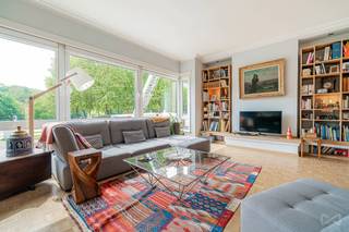 <span>Gelegen tegenover het Woluwepark, in een kleinschalig gebouw, biedt dit ruime appartement van ongeveer 130 m² een bijzonder aangename leefomgeving, vlak bij groene ruimtes, winkels, openbaar vervoer en de belangrijkste verkeersassen. </span><span>Het appartement bestaat uit een inkomhal met vestiaire en afzonderlijk toilet, een ruime en lichtrijke leefruimte met mooie parketvloer en een aangenaam uitzicht op het park, evenals een volledig uitgeruste keuken. </span><span>Het nachtgedeelte omvat een nachthal, drie slaapkamers, waarvan één met een klein balkon, een douchekamer met toilet en een badkamer. </span><span>Een kelder vervolledigt het geheel. </span><span>Het appartement verkeert in perfecte staat van onderhoud en er zijn geen werken te voorzien. De elektrische installatie is conform en het pand beschikt over een EPC E. </span><span>Een bijzonder interessante woning dankzij de ruime oppervlakte, de bevoorrechte ligging tegenover het park en de uitstekende algemene staat. Ideaal voor een gezin dat op zoek is naar een ruim en instapklaar appartement in een gegeerde residentiële omgeving van Sint-Pieters-Woluwe.</span>