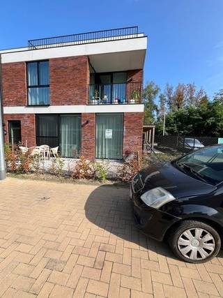 Het appartement omvat volgende ruimtes: Ruime leefruimte met volledig uitgeruste keuken en aansluitende bergruimte, 2 slaapkamers, badkamer (met douche, badkamermeubel, sommige met toilet/ligbad), apart toilet, terras. Buiten het gebouw is een afgesloten bergkast voorzien voor afval. 1 autostaanplaats nr. 1 achteraan het gebouw is inbegrepen in de prijs.