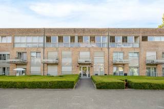 <p>Deze instapklare, ruime serviceflat van 57m² is één van de grootste eenheden in residentie De Maalbeek in het centrum van Grimbergen. Deze serviceflat is momenteel vrij van gebruik en ligt op de hoek van het gebouw. Het omvat een lichtrijke leefruimte met ingerichte keuken, een slaapkamer, bureau en een douchekamer. Residentie De Maalbeek biedt senioren comfortabel en veilig wonen met diverse diensten zoals maaltijden, poetshulp, activiteiten en noodoproepsysteem. Rustige ligging nabij winkels, openbaar vervoer en het centrum van Grimbergen. Ideaal als investering, kan verhuurd worden aan +/- 1000 EUR/mnd. Het gaat om een aankoop in erfpacht. EPC: B.</p>
