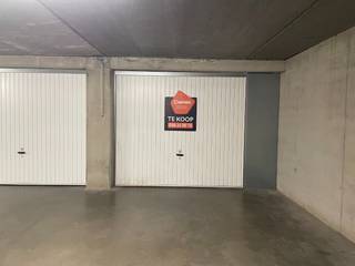 Deze gesloten garagebox bevindt zich in de residentie Havenhuys te Nieuwpoort-stad.<br />Achteraan is er nog een extra berging voorzien.<br /><br />De afmetingen zijn als volgt:<br /><br /><u><strong>Afmetingen poort:</strong></u>
<ul>
	<li>Breedte: 2,45m</li>
	<li>Hoogte: 2,10m</li>
</ul>
<u><strong>Afmetingen binnen:</strong></u>

<ul>
	<li>Diepte: 5,22m</li>
	<li>Breedte: 2,80m</li>
	<li>Hoogte: 2,38m</li>
</ul>
<u><strong>Afmetingen berging:</strong></u>

<ul>
	<li>Diepte: 1,34m</li>
	<li>Breedte: 2,32m</li>
</ul>