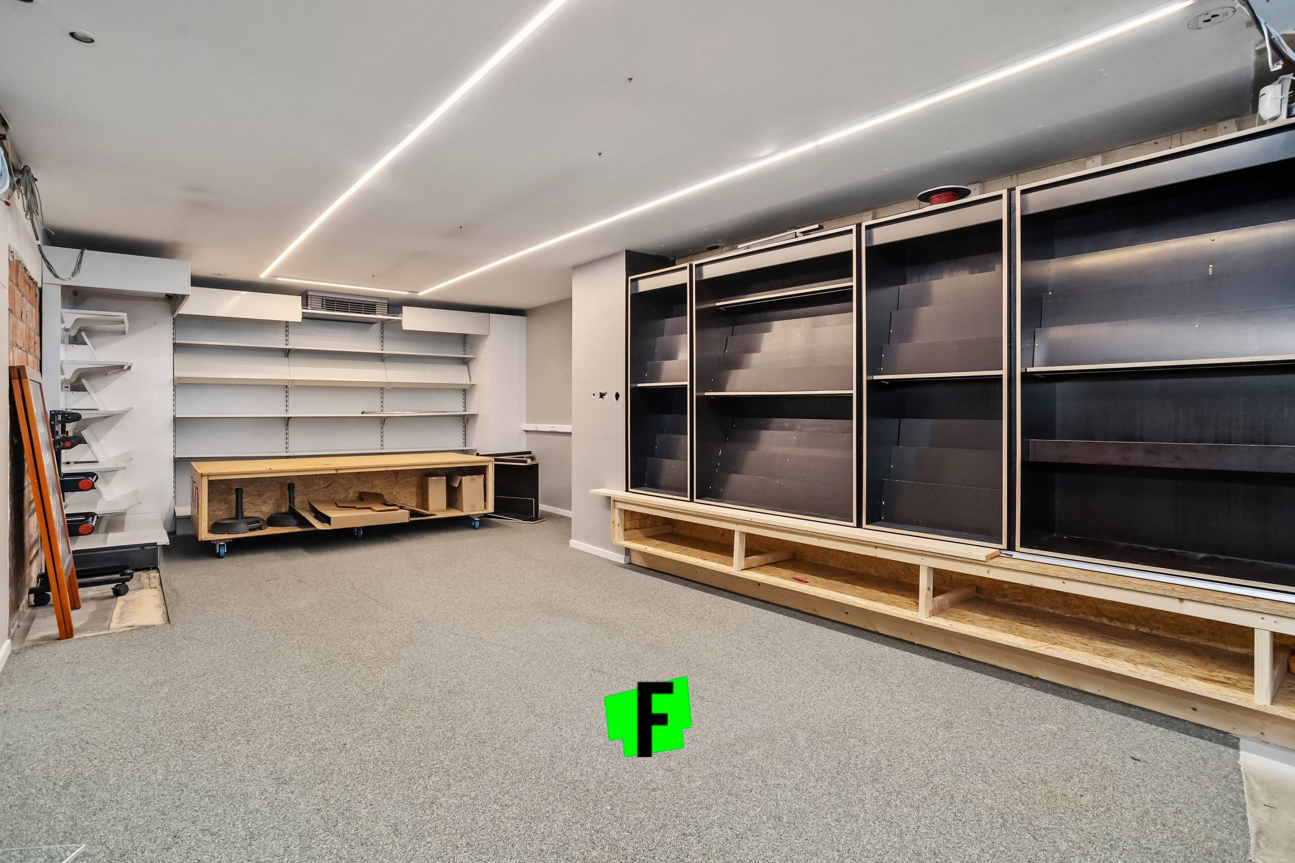 Handelspand met verhuurd appartement en ruime garage te koop in Poperinge! - foto 4