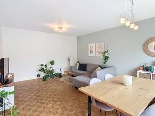<p>Op zoek naar een instapklaar appartement in een rustige buurt van Kessel-Lo, met toch alle stadsgemak binnen handbereik? Dan is dit gezellige appartement aan de Overwinningstraat zeker een bezoekje waard. Gelegen op de eerste verdieping van een gebouw met drie bouwlagen, voelt dit meteen aan als een plek waar je thuiskomt: licht, praktisch ingedeeld en klaar om je eigen stempel op te drukken.</p><p>Je komt binnen in een heldere inkomhal die toegang geeft tot de leefruimte en de geïnstalleerde keuken, voorzien van een microgolfoven, ideaal voor wie graag kookt zonder poespas. Het appartement telt twee slaapkamers van respectievelijk 13 en 9 m², ruim genoeg voor een hoofdslaapkamer en een bureau of kinderkamer. De badkamer, zo'n 3 m² groot, is praktisch ingericht en het toilet bevindt zich hierin. Met een totale bewoonbare oppervlakte van 73 m² biedt dit appartement een compacte maar functionele leefruimte, perfect voor een koppel of alleenstaande die op zoek is naar comfort zonder overbodige vierkante meters.</p><p>Dit gebouw uit 1969 is nog steeds in goede, instapklare staat en beschikt over dubbel glas en een intercomsysteem voor extra veiligheid. Verwarming gebeurt collectief op stookolie, en je geniet van een eigen inpandige garagebox, een niet te onderschatten troef in deze buurt. Het EPC-label B met een score van 141 kWh/m² toont aan dat dit appartement energetisch goed scoort. De gemeenschappelijke kosten bedragen 140 euro per maand, waarin de gedeelde delen en het privatief verbruik van verwarming en water vervat zitten.</p><p>De ligging is een echte meerwaarde: winkels, scholen, een sportcentrum en het openbaar vervoer bevinden zich allemaal in de nabije omgeving, en ook het station en de invalswegen zijn vlot bereikbaar. Zo combineer je de rust van een woonwijk met de bereikbaarheid van een centrumlocatie. Enthousiast geworden? Neem snel contact op met ons kantoor om een bezoek in te plannen, of bekijk alvast de virtuele tour voor een eerste indruk van je mogelijke nieuwe thuis.</p>