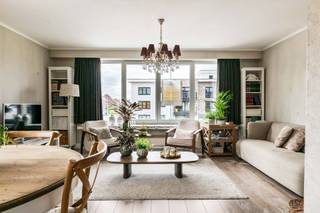 <p><span>Op zoek naar een instapklaar appartement op een gunstige locatie in Duffel? Dan is dit verzorgd appartement op de </span><span>eerste verdieping</span><span> zeker een bezoek waard. Het appartement maakt deel uit van een kleinschalige mede-eigendom met slechts drie appartementen, waardoor er </span><span>geen gemeenschappelijke kosten</span><span> zijn. Bovendien is er voor de deur voldoende </span><span>parkeergelegenheid</span><span> aanwezig.</span></p><p><span>Het appartement werd omstreeks 2016 grondig </span><span>gerenoveerd</span><span> en kreeg recent nog een extra upgrade met de plaatsing van </span><span>nieuwe ramen</span><span> voorzien van driedubbel glas. Daarnaast werden ook vliegenramen en elektrische rolluiken geplaatst, wat bijdraagt aan het wooncomfort.</span></p><p><span>Via de ruime inkomhal betreden we het appartement. Achter een praktische ingemaakte kast bevinden zich een netjes weggewerkte wasplaats en extra bergruimte. Een stijlvolle glazen deur leidt ons vervolgens naar de lichtrijke leefruimte met aangrenzende keuken. Dankzij de grote raampartijen geniet deze ruimte van een overvloed aan natuurlijk licht en een aangenaam open gevoel. De keuken werd praktisch en smaakvol ingericht en vormt een mooi geheel met de leefruimte.</span></p><p><span>Verder in de hal vinden we een apart toilet en een verzorgde badkamer terug. Achteraan het appartement bevinden zich </span><span>twee volwaardige slaapkamers</span><span> van respectievelijk 14 m² en 12 m². Vanuit de tweede slaapkamer heeft u toegang tot een </span><span>gezellig terrasje</span><span> waar u in alle rust van een kop koffie of een zonnig moment kunt genieten.</span></p><p><span>Als extra troef beschikt het appartement op het gelijkvloers nog over een </span><span>private buitenberging</span><span> met elektriciteit, ideaal voor het stallen van fietsen, het opbergen van materiaal of het plaatsen van vuilniscontainers.</span></p><p><span>Kortom, een instapklaar en energiezuinig appartement dat comfort, praktische indeling en een centrale ligging nabij het centrum van Duffel perfect combineert.</span></p>