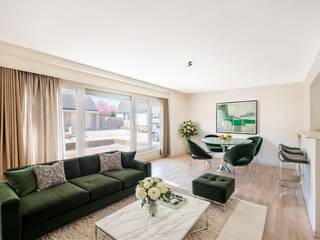 Appartement de plain-pied aux nombreux atouts et au fort potentiel, idéalement situé dans le charmant Koksijde-Bad. Ce bien à rafraîchir dispose de deux spacieuses chambres et bénéficie d’une agréable orientation ouest, garantissant une belle luminosité tout au long de la journée.<br /><br />L’appartement fait partie de la petite résidence Floride, composée de seulement six unités, offrant un cadre de vie calme et convivial. Situé dans la Hyacintenlaan récemment réaménagée, en bordure d’un quartier résidentiel, vous profitez également d’une situation à distance de marche du centre commercial.<br /><br />Disposition : hall d’entrée accueillant | vaste et lumineux séjour orienté à l’ouest | cuisine ouverte entièrement équipée | deux chambres confortables avec accès à un balcon à l’arrière | salle de bains avec baignoire, lavabo et raccordement pour machine à laver | toilette séparée.<br /><br />Un local à vélos commun est également à disposition.<br /><br />Vous êtes à la recherche d’un appartement paisible offrant de belles opportunités, que ce soit pour un investissement ou une résidence principale ? Contactez-nous dès aujourd’hui pour une visite et laissez-vous séduire par ses atouts !