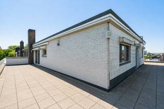 e koop: ruim dakappartement in Antwerpen, op Ter Rivierenlaan, met het prachtige Rivierenhof letterlijk aan je voeten.<br /><br />Dit appartement op de zevende verdieping combineert een unieke ligging met een uitzonderlijke woonervaring. Wonen met het Rivierenhof op wandelafstand betekent dagelijks genieten van rust, groen en recreatie, terwijl de stad dichtbij blijft. Het ruime terras biedt een panoramisch uitzicht over Antwerpen – ideaal voor wie houdt van licht, lucht en een open gevoel. Binnen vind je een loftachtige indeling die de ruimte maximaal benut en een aangename, open sfeer creëert.<br /><br />Belangrijkste ruimtes:<br />• Woonkamer met open haard en veel lichtinval<br />• Keuken met dubbele spoelbak, inductiekookplaat, combi-oven, koelkast, diepvries en dampkap<br />• Slaapkamer met ingemaakte kasten<br />• Badkamer met douche, ligbad en dubbele wastafel in meubel<br />• Nachthal met ingemaakte kasten<br />• Toilet met handenwasser<br />• Inkomhal met videofoon en ingemaakte kasten<br />• Ruim terras met open uitzicht<br /><br />Troeven:<br />• Wonen naast het Rivierenhof – groen en rust binnen handbereik<br />• Panoramisch uitzicht vanaf het ruime terras<br />• Loftachtige indeling voor optimaal ruimtegebruik<br /><br />Neem vandaag nog contact op met je ERA-makelaar voor een bezoek. JOUW DROOMAPPARTEMENT. ZO GEVONDEN!