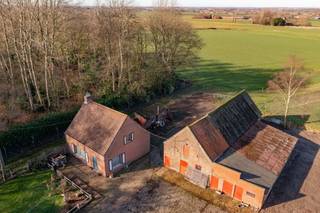 Mooi gelegen hoeve voor residentieel gebruik te koop te Torhout (Wijnendaele).De hoeve heeft toegang via de Sparappelstraat en ligt onmiddellijk...