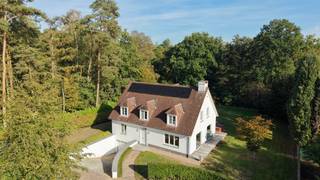 Zeer rustig en exclusief gelegen villa op een perceel van 24a83ca met private toegangsweg en achteraan palende aan natuurgebied de Broekelei en met goede fiets en wandelmogelijkheden vlakbij de Dijle.<br />De villa omvat: volledige onderkeldering met grotendeels garage van 125m² voor 6-tal wagens, cv-kelder en voorraadkelder.<br />Op het gelijkvloers: ruime inkomhal, living van 58m² (inbouwhaard achter TV) met aanpalend bureel van 19m², ingerichte keuken met eethoek (19m²), wasplaats/berging en wc. Op de verdieping: ruime overloop, badkamer, wc, 3 slaapkamers (25m², 16m² en 15m²) waarvan de hoofdslaapkamer met balkon, aanpalende dressing en badkamer. Verder is er een zolder via trapladder.<br />EPC: 157 kWh/m² jaar - energielabel B - UC: 3968131-RES-1. Verwarming met mazout. Airco in de living en 1 slaapkamer.<br />Totale vloeroppervlakte: 279m² + 150m² garage/kelder. Bouwjaar: 2002. KI: 2.917 euro.<br />Zeer degelijke afwerking en instapklaar. <br />Zonnepanelen voor 9.430 Wp en thuisbatterij van 10kWh.<br />Stedenbouwinfo in aanvraag (woonpark, landschappelijk waardevolle agrarische gebieden) - geen maatregelen in het Vlaams Handhavingsplatform.<br />Gebouwscore A - Perceelscore A en de achterste 2m van het perceel D - geen risicozone voor overstromingen uitgezonderd 1m² achteraan het perceel.
