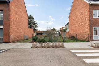 <p><span>Knap perceel bouwgrond voor een gesloten bebouwing, gunstig gelegen te Mechelen.</span></p><p><span>Dit westelijk georiënteerde perceel bouwgrond met een oppervlakte van 137 m² biedt de ideale kans om uw eigen woning te realiseren. </span></p><p><span>De geldende bouwvoorschriften voorzien een voorgevelbreedte van 6,5 meter en een maximale bouwdiepte van 12 meter op het gelijkvloers.</span></p><p><span> </span></p><p><span>Dankzij de rustige, maar centrale ligging bevinden scholen, winkels en openbaar vervoer zich op korte afstand. Bovendien geniet u van een vlotte verbinding naar de belangrijkste invalswegen en het stadscentrum.</span></p><p><span> </span></p><p><span>Voor meer vrijblijvende informatie kunt u contact opnemen via 015/755 444 of <span>info@immovercammen.be</span></span><span>.</span></p><p><span> </span></p>