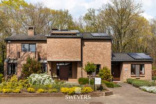 Voor meer info en foto’s, surf naar www.swevers.be – Deze open bebouwing op Koerselsesteenweg 146 in Beringen combineert wonen en werken op een praktische manier. Ideaal voor zelfstandigen die een activiteit aan huis willen uitoefenen zonder aan privacy in te boeten, mede dankzij de aparte ingangen voor privé en praktijk. De woning dateert van 1980 en werd doorheen de jaren vernieuwd met onder meer een pannendak (2005), living (2004), keuken (2015), condensatieketel (2014), zonnepanelen (2023) en drie vernieuwde Veluxramen (2022). Met een bewoonbare oppervlakte van 340 m² biedt ze veel ruimte en een functionele indeling.<br />Op het gelijkvloers bevinden zich een inkomhal, woonkamer met eetkamer, keuken, bureau en een apart praktijkgedeelte met wachtruimte, consultatieruimte, extra ruimte en een apart toilet. Dankzij de indeling is dit gedeelte ook geschikt om om te vormen tot bijvoorbeeld een kangoeroewoning. De inpandige garage van 42 m² en berging zorgen voor extra opslag.<br />Op de eerste verdieping zijn er vier slaapkamers met elk hun eigen karakter (oppervlaktes van 12,5 m² tot 22 m²), een badkamer, één apart toilet en een extra polyvalente kamer die kan dienen als hobbyruimte, speelkamer of bijkomende slaapkamer. De kelder van 44 m² biedt bijkomende opslagruimte.<br />Het perceel van 37a 75ca met noordelijke oriëntatie biedt veel buitenruimte met een prachtige tuin, meerdere terrassen, tuinhuisjes en parkeermogelijkheden voor 8 à 10 wagens. Extra troeven zijn het alarmsysteem, rolluiken, zonnewering en beveiligde deur. Gunstig gelegen nabij scholen, openbaar vervoer en winkels, met vlotte verbinding naar de snelweg.<br />Voor meer informatie, bel 011 255 155. Bron bewoonbare oppervlakte: EPC – verslag.