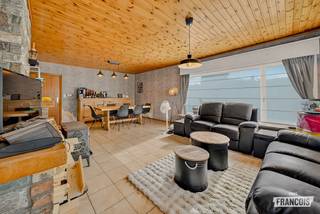 Bent u op zoek naar een gelijkvloerse woning met veel ruimte en een rustige ligging? Dan is deze charmante vrijstaande bungalow in Houthulst zeker een bezoek waard.<br /><br />De woning beschikt over een aangename en lichtrijke leefruimte, een praktische keuken met een mooi zicht op de tuin en een extra veranda waar u het hele jaar door kunt genieten. Verder zijn er drie volwaardige slaapkamers en een badkamer, waardoor deze woning ideaal is voor gezinnen, koppels of wie comfortabel gelijkvloers wil wonen.<br /><br />Buiten wacht een prachtig perceel van ongeveer 1.000 m², waar rust en privacy centraal staan. De grote tuin biedt tal van mogelijkheden om te ontspannen, tuinieren of spelen. Daarnaast beschikt de woning over een extra garage, ruime parkeermogelijkheden en een praktisch tuinhuis voor extra bergruimte.<br /><br />