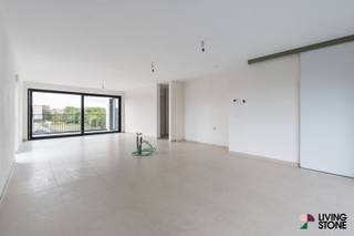 <strong>TVA de 6% possible – une vie économe en énergie dans un emplacement privilégié !</strong><br /><br />Vous cherchez un logement élégant et économe en énergie dans un quartier central ? <br /><br />Ce nouveau projet résidentiel exclusif se compose de <strong>seulement 6 appartements lumineux</strong> avec 1, 2 ou 3 chambres. Chaque logement est conçu avec un souci de qualité et une architecture intemporelle, alliant matériaux naturels et lignes épurées.<br /><br />Pourquoi choisir Crown Park ? <br />
<ul>
<li>Logement économe en énergie avec <strong>niveau E ≤ 30</strong> et <strong>chauffage par le sol</strong> ;</li>
<li><strong>Parking souterrain</strong> et local vélos (achat obligatoire) ;</li>
<li><strong>Terrasses spacieuses</strong> et aménagement moderne ;</li>
<li><strong>Emplacement central</strong> avec excellente connexion vers Bruxelles ;</li>
<li>Transports en commun, commerces et <strong>services accessibles à pied</strong> ;</li>
<li><strong>Prêt à emménager</strong> ;</li>
<li>Achat possible avec <strong>seulement 6 % de TVA</strong> !</li>
</ul>
Inscription ou question ? Contactez-nous facilement au 0485 62 36 78 ou via nieuwbouw@living-stone.be