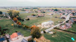 In het landelijke De Ginste (Oostrozebeke) bevindt zich deze halfopen nieuwbouwwoning op een perceel van bijna 500 m² met een bewoonbare...