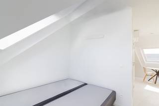 <p>**Moderne flatjes op toplocatie in Leuven**<br /><br />In de Vital Decosterstraat, om de hoek van het Ladeuzeplein, bevindt zich deze exclusieve residentie met vijf volledig ingerichte appartementen die luxe en comfort moeiteloos combineren. Dankzij de centrale ligging zijn het station, de Grote Markt, het Ladeuzeplein, winkels, restaurants en tal van andere voorzieningen allemaal op wandelafstand bereikbaar. Alles wat Leuven te bieden heeft, ligt dus om de hoek.<br /><br />Elk appartement beschikt over een volledig uitgeruste keuken, een stijlvolle badkamer, een aparte slaapkamer en wordt bovendien volledig bemeubeld aangeboden. De renovatie werd twee jaar geleden uitgevoerd met bijzondere aandacht voor kwaliteit en wooncomfort. Zo zijn er zonnepanelen geplaatst, wordt er verwarmd met een lucht-lucht warmtepomp, werd de ventilatie volledig vernieuwd en beschikt het gebouw over een lift. Er kan nog een berging aangekocht worden voor 2.500,- EUR. <br /><br />Kortom, deze residentie vormt een uitstekende investering met onmiddellijk rendement! Dit appartement is reeds verhuurd tot en met augustus, goed voor een omzet van €13.200 per jaar.<br /><br />Meer informatie of een bezichtiging ter plaatse? Aarzel niet en contacteer Jacky via jacky@connect-immo.be of 0495 53 46 49<br /><br />EPB Startverklaring<br />wche, gdv, gvkr, gvv</p>